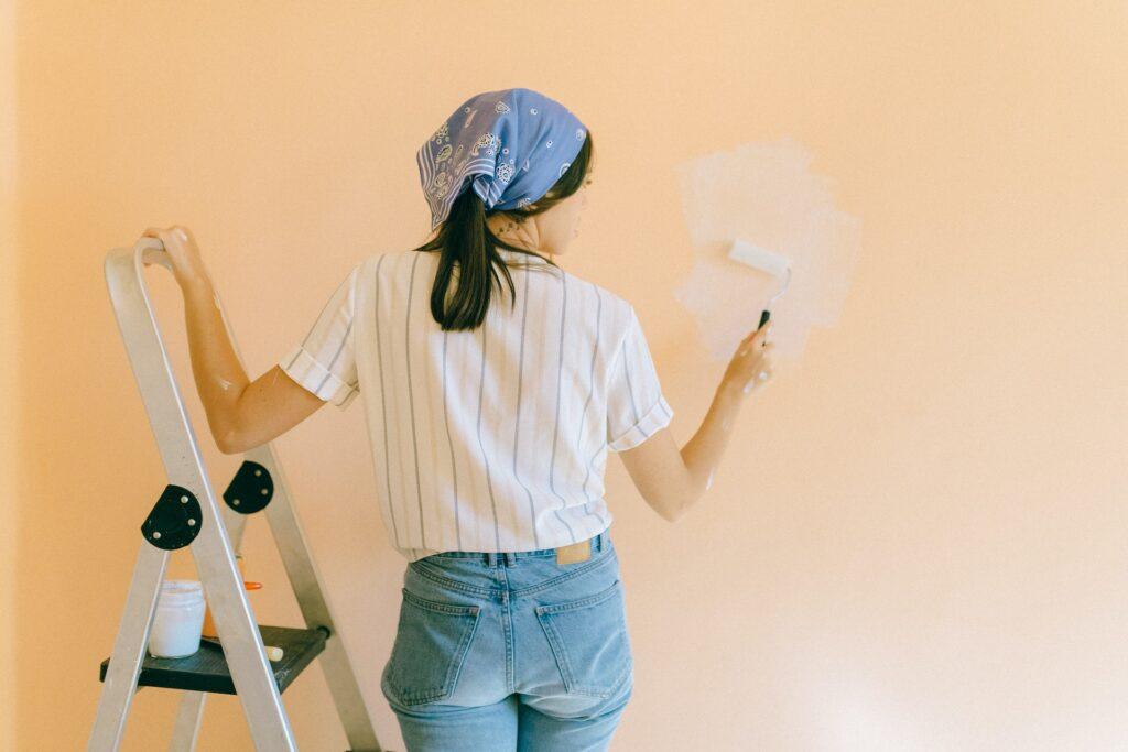 A women doing home improvment